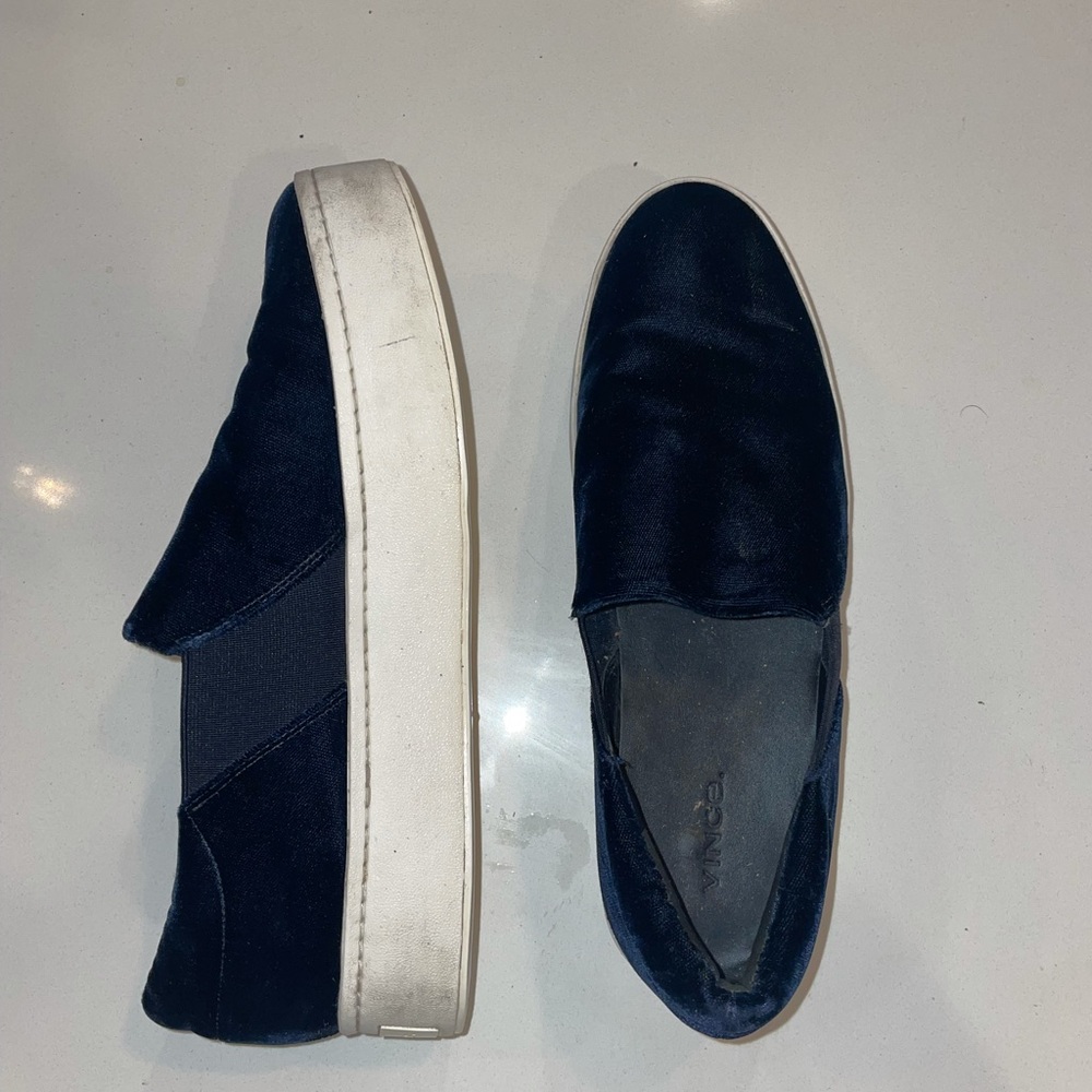 Vine navy suede play form sneakers. Size 9